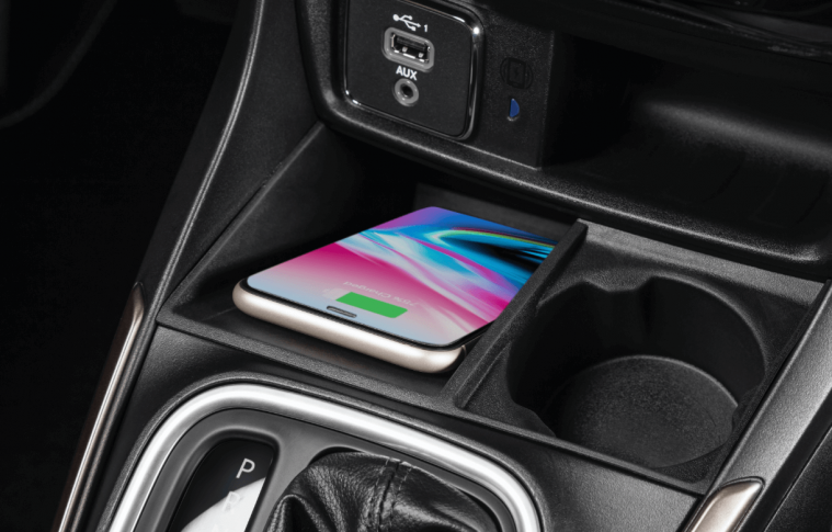 novo-fiat-strada-wireless-charger