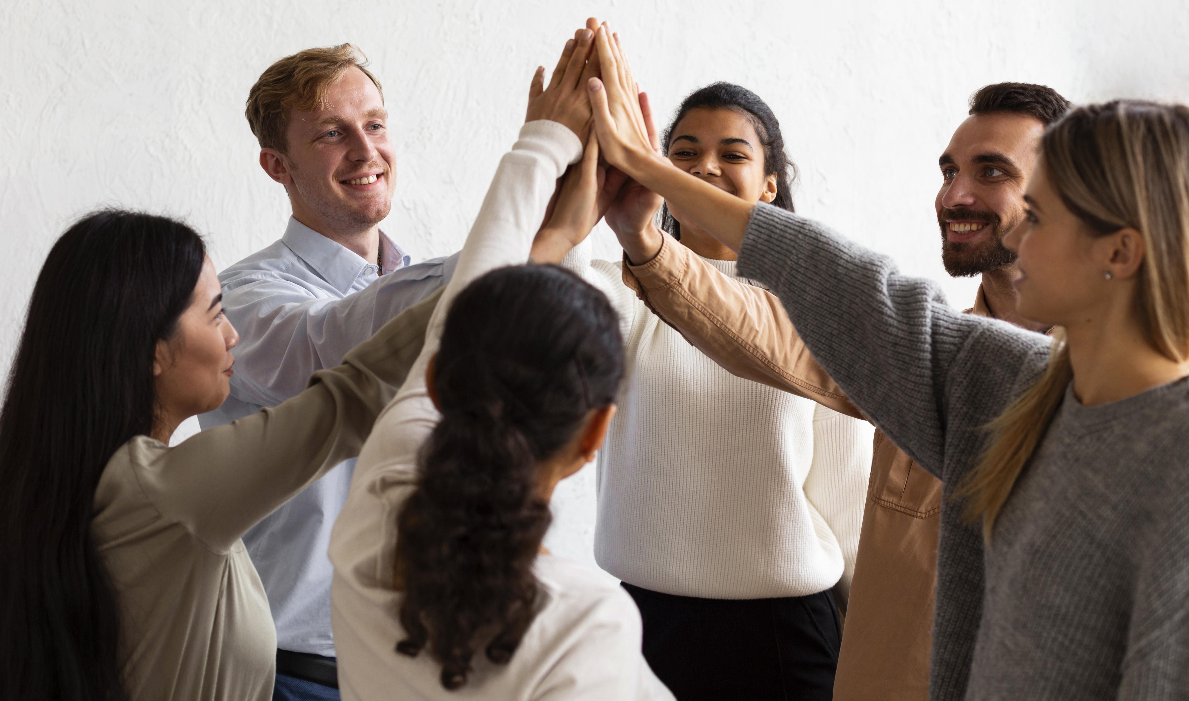 работа в команде. счастливая молодежь. Hi people. экзамены в британии. люди.