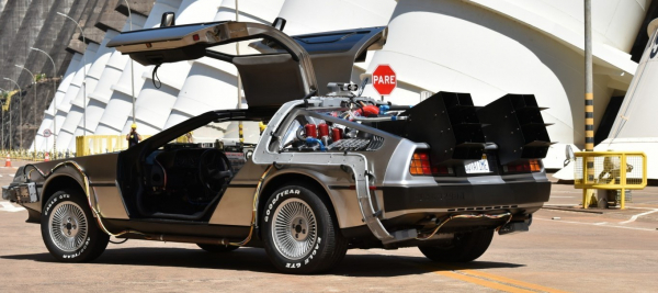 DeLorean DMC-12 — “De Volta Para o Futuro” (Universal Pictures, 1985)