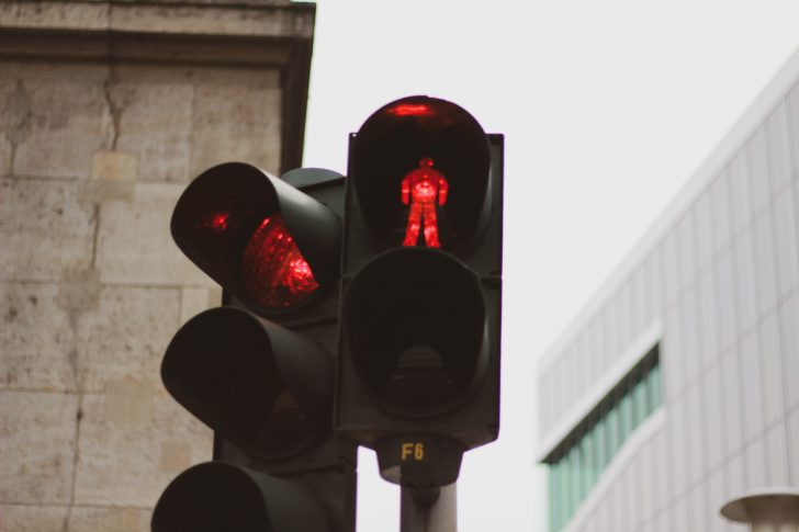 Ultrapassar o semáforo vermelho pode gerar consequências graves