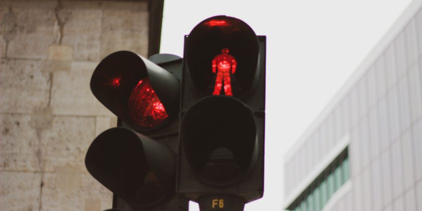 Ultrapassar o semáforo vermelho pode gerar consequências graves