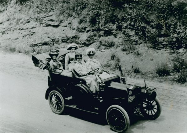 Alice Ramsey, suas duas cunhadas e sua melhor amiga durante a travessia (Foto: Automotive Hall of Fame | Reprodução)