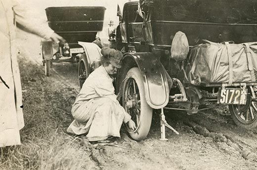 Alice Ramsey trocando um pneu durante sua aventura em 1909 (Foto: Detroit Public Library | Reprodução)