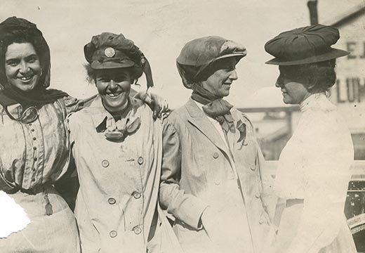 Alice Ramsey, segunda da esquerda para a direita, e suas companheiras de viajem (Foto: Detroit Public Library | Reprodução))